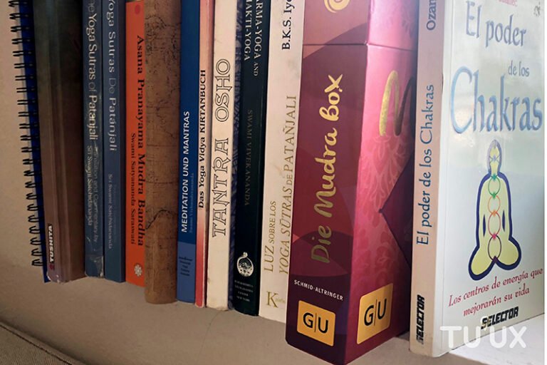 Libros de yoga y estudio en Casa Om Mahahual