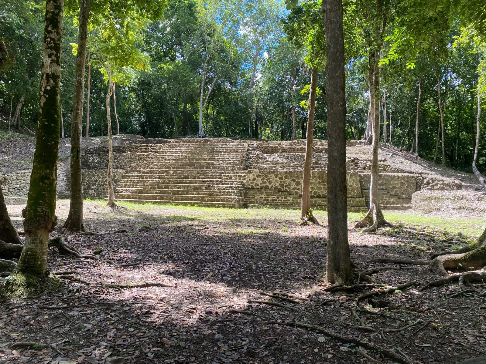 Gran escalinata de una estructura maya en Ichkabal