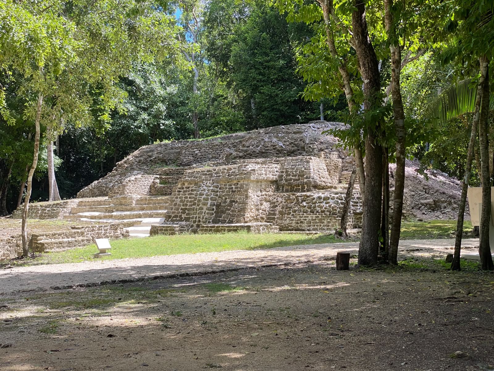 Basamento arqueológico maya entre árboles en Ichkabal