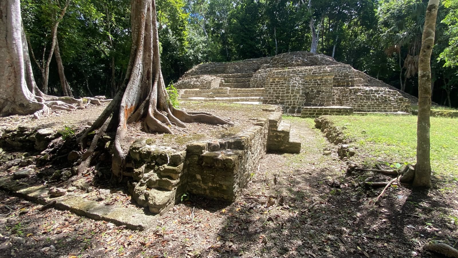 Estructura maya rodeada de selva en la zona arqueológica de Ichkabal, Quintana Roo