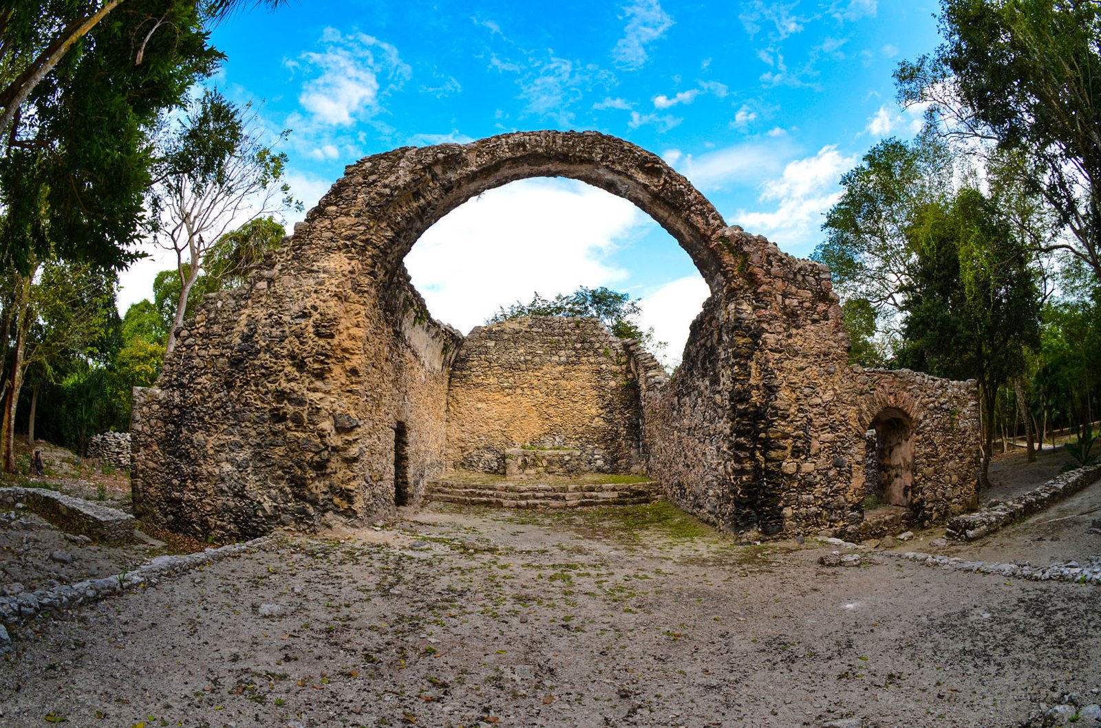 Estructuras restauradas de la antigua ciudad maya de Oxtankah